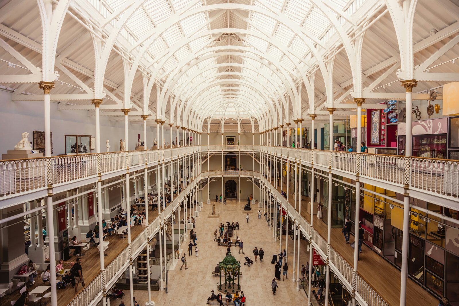 Le grand hall du National Museum of Scotland à Édimbourg