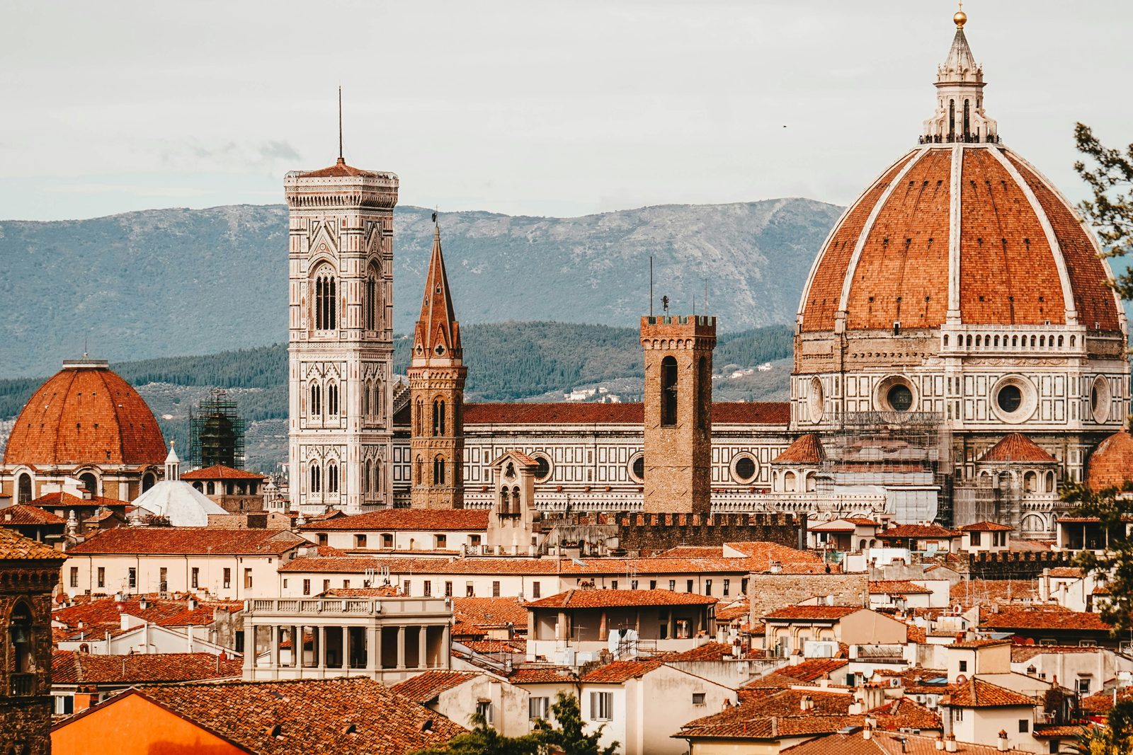 La cathédrale de Florence (le Duomo) dominant les toits de la ville