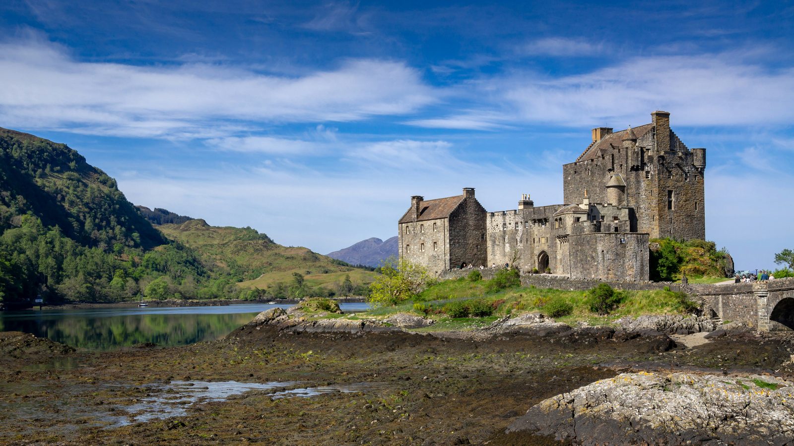 Le château d'Eilean Donan au bord du loch en Écosse