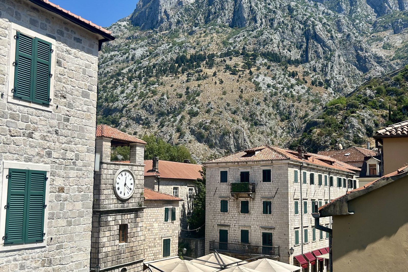 Les toits de la vieille ville de Kotor au bord de la baie