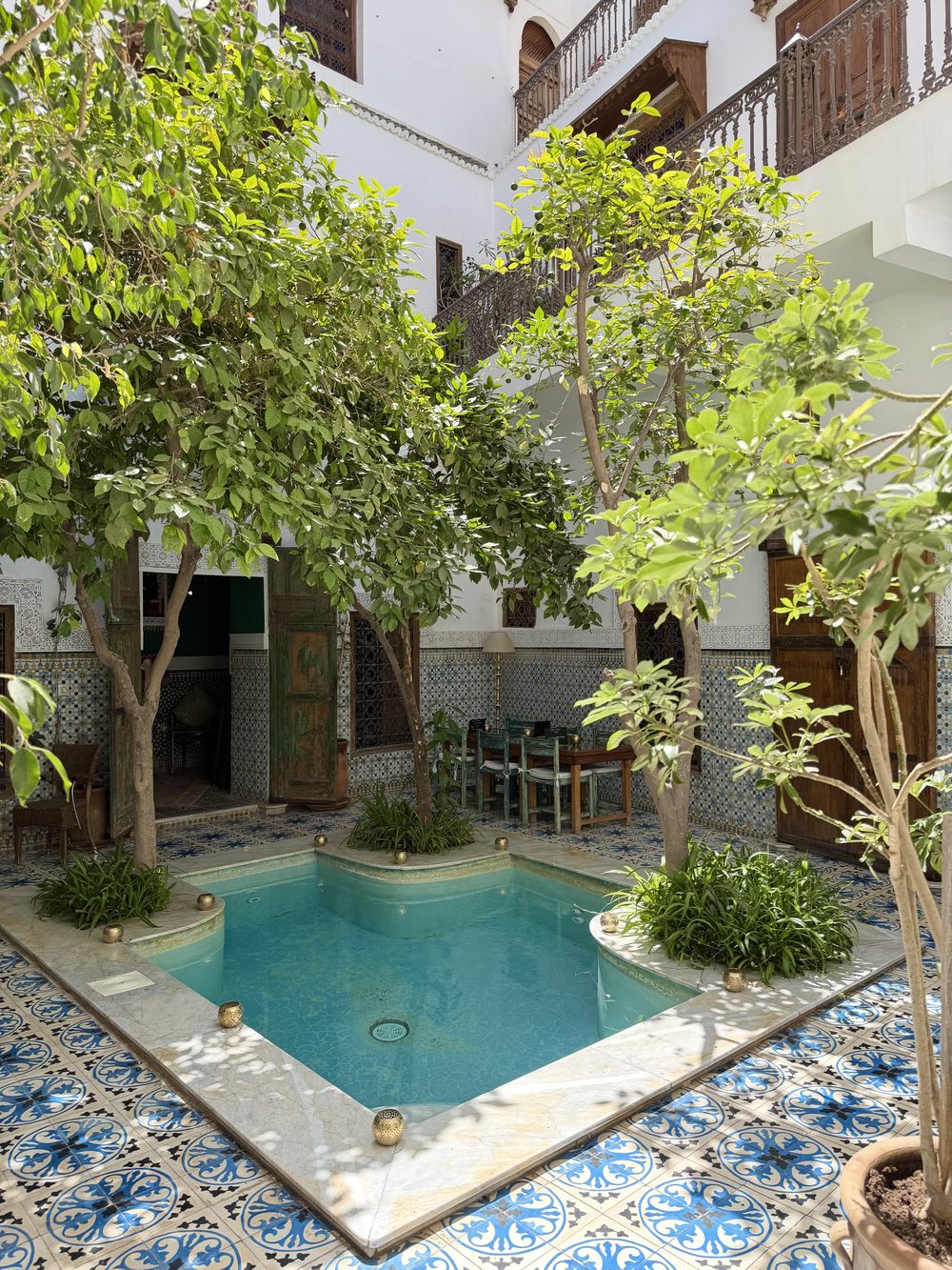 Une ruelle animée de la médina de Marrakech