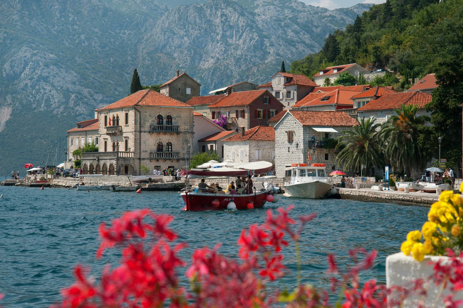Le village de Perast au bord de la baie de Kotor