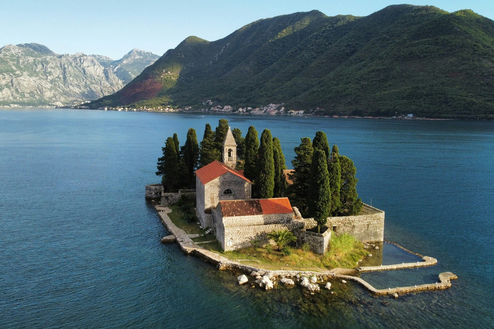 L'îlot de Notre-Dame des Roches dans la baie de Kotor