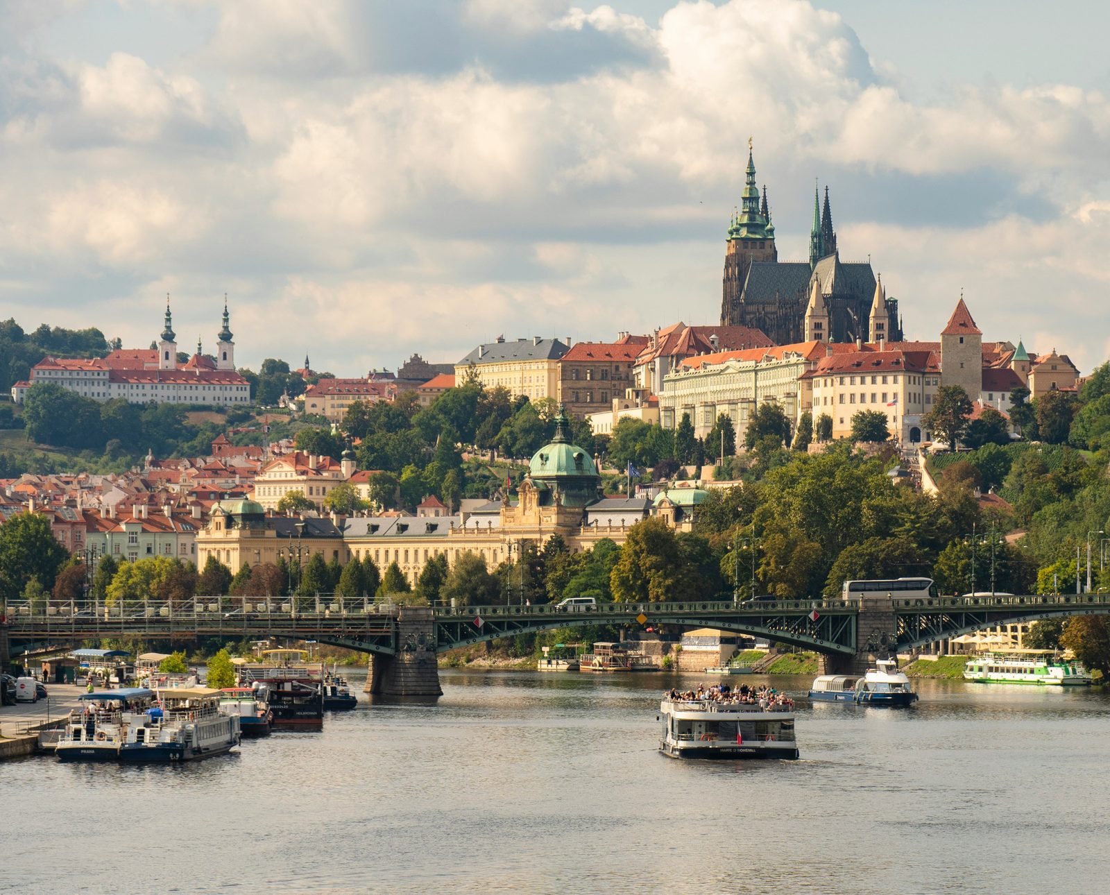 Le château de Prague vu depuis la Vltava