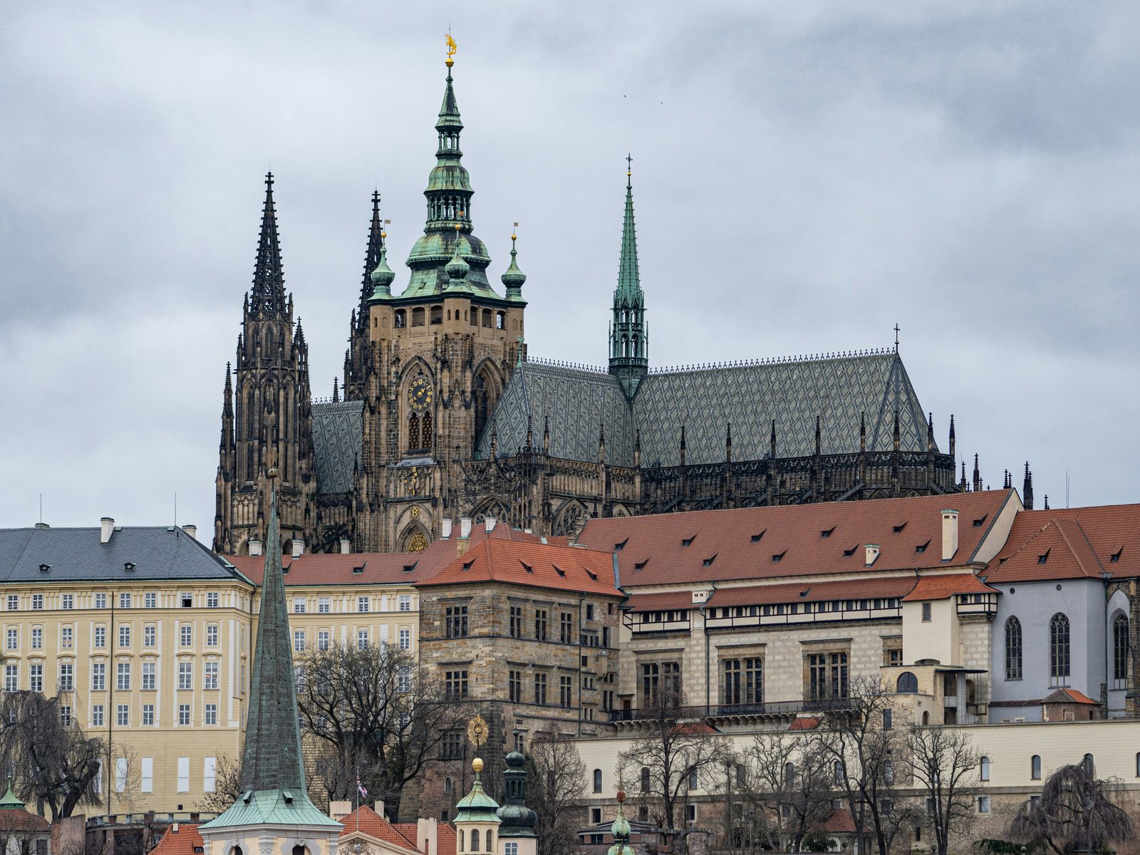 Le château de Prague et la cathédrale Saint-Guy dominant Malá Strana