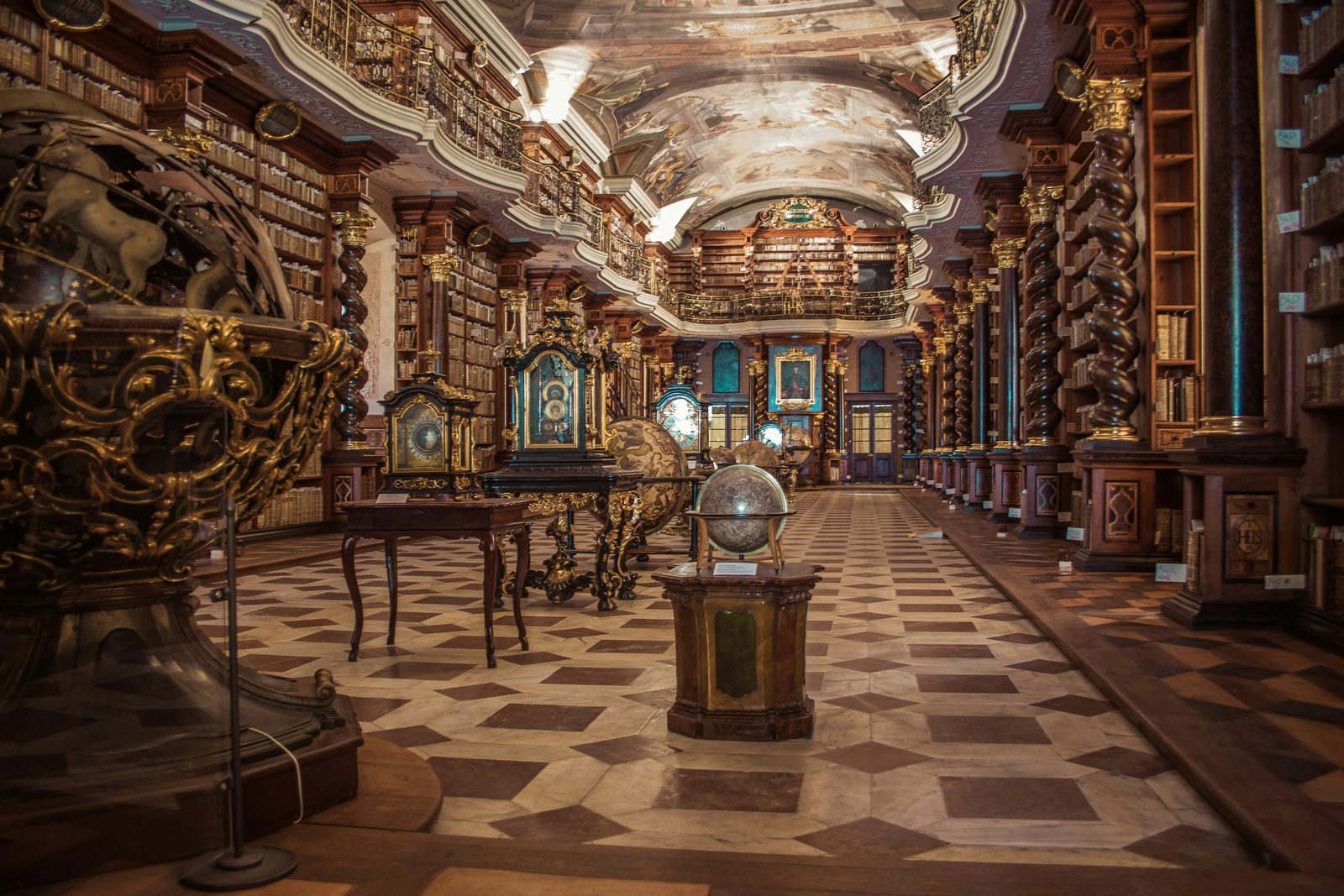 La bibliothèque baroque du Clementinum à Prague