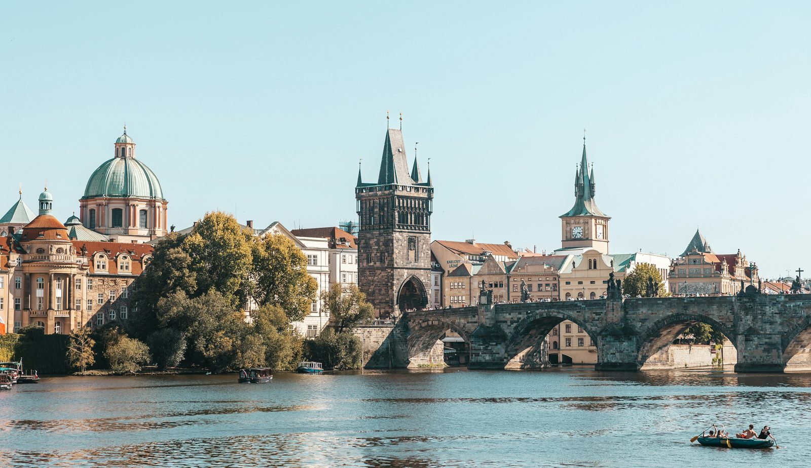 Le pont Charles et la Vltava à Prague