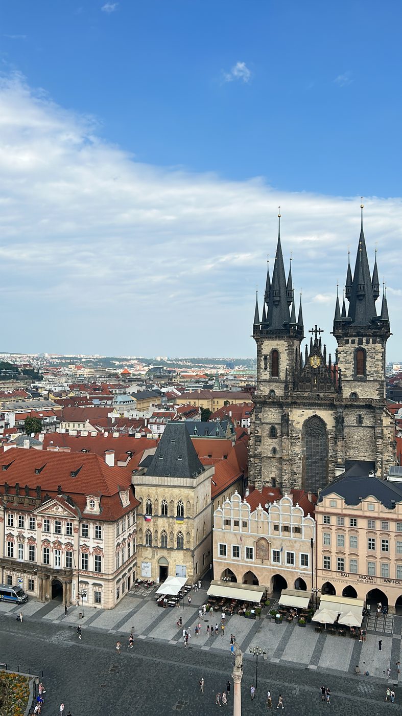 La place de la Vieille Ville de Prague et l'église de Týn vues d'en haut