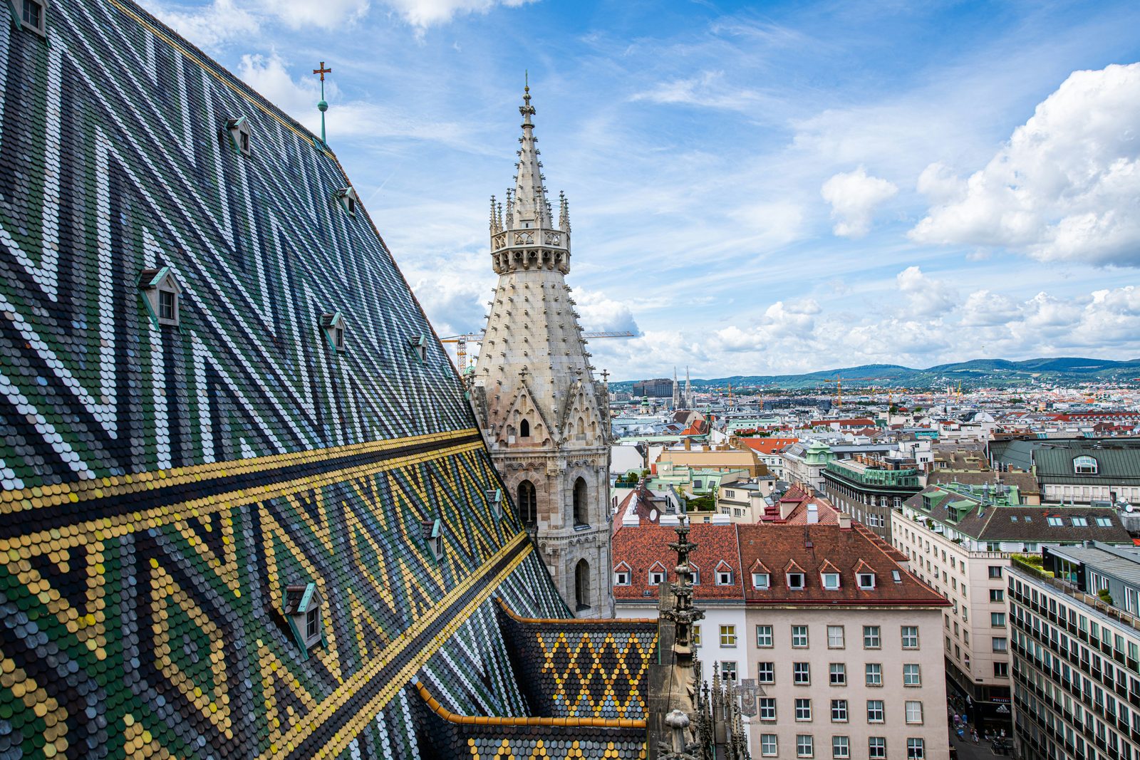 La toiture en tuiles colorées de la cathédrale Saint-Étienne de Vienne