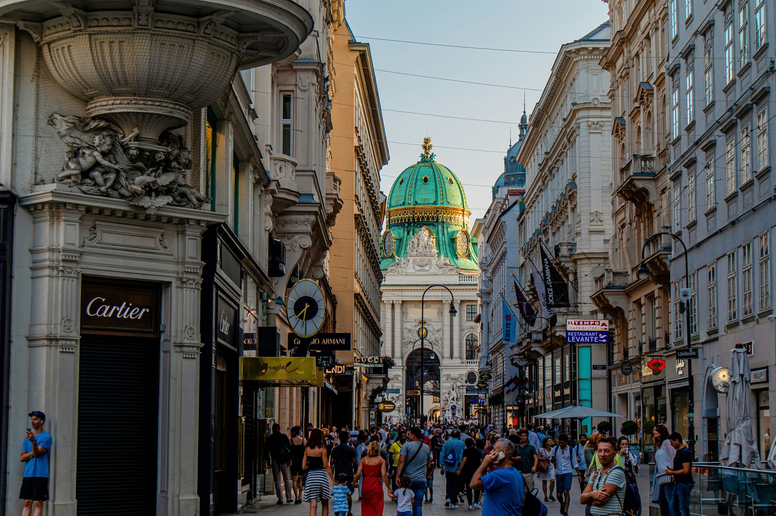 La rue du Kohlmarkt et la coupole de la Hofburg à Vienne
