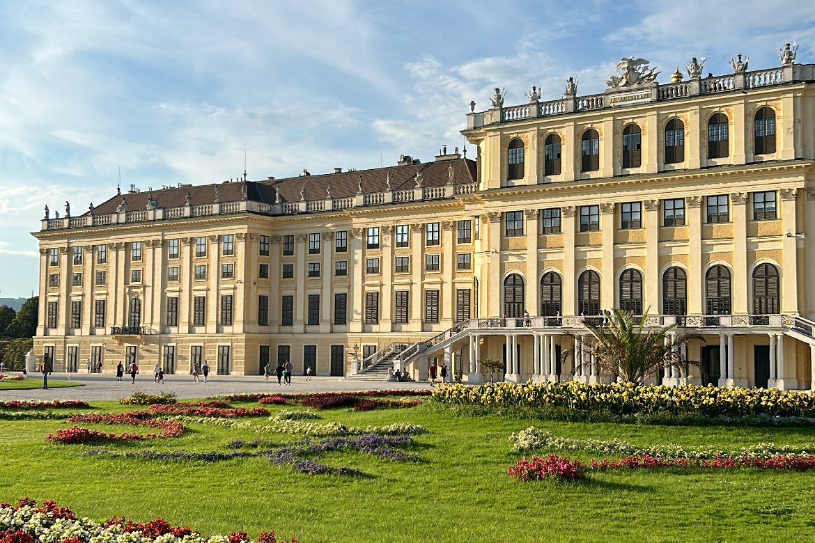 Le château de Schönbrunn et ses jardins fleuris à Vienne